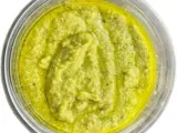 Humus de albahaca