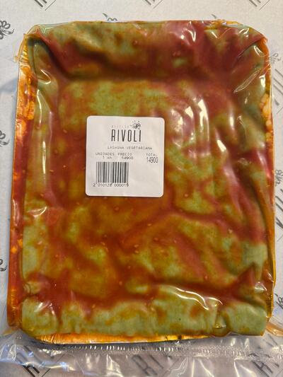 Vegetariana masa de espinaca con pomodoro