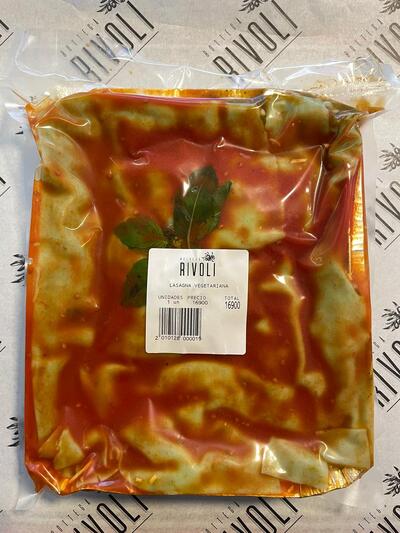 Vegetariana masa de espinaca con pomodoro